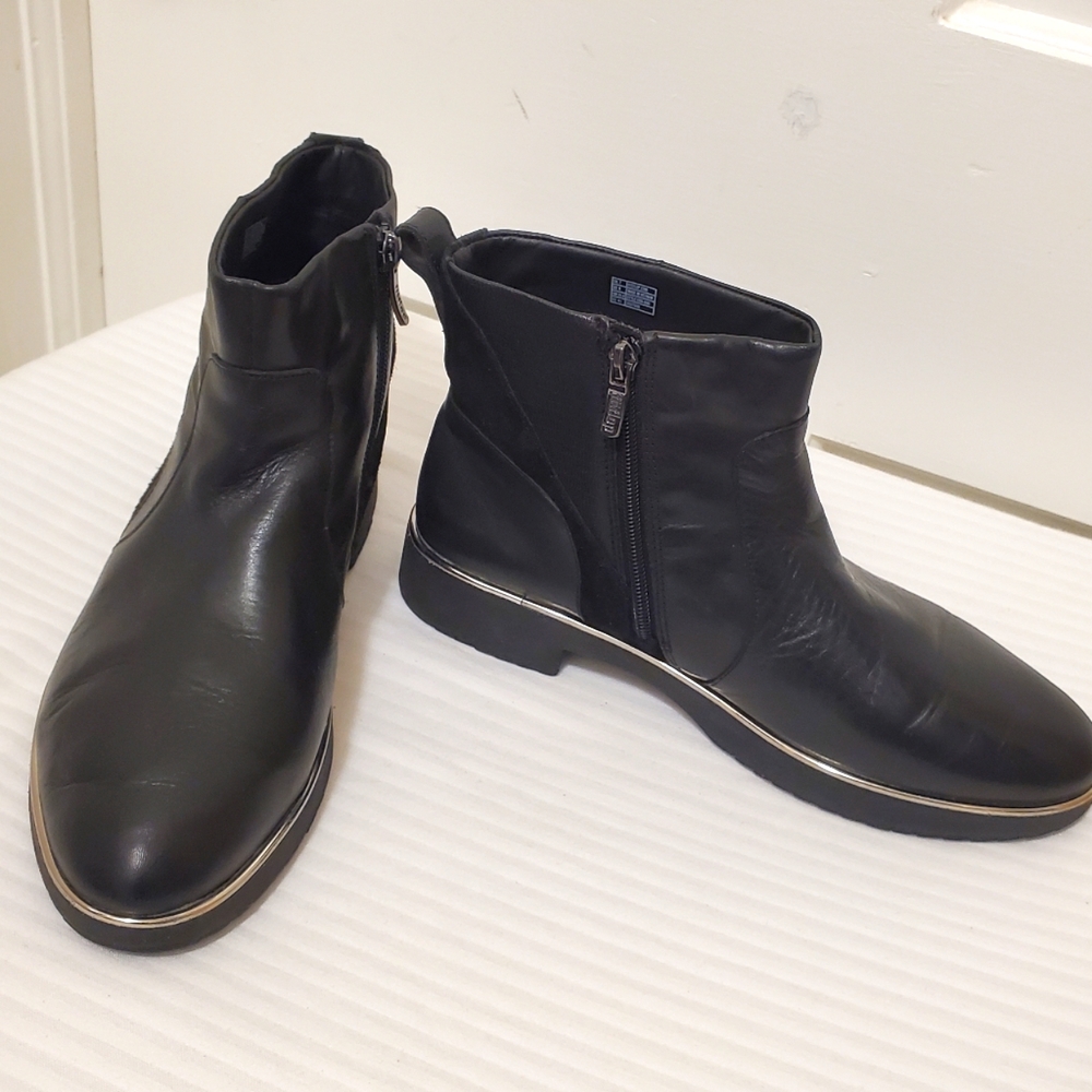 FitFlop Black Leather Side Zip Booties Size 9, classic, casual